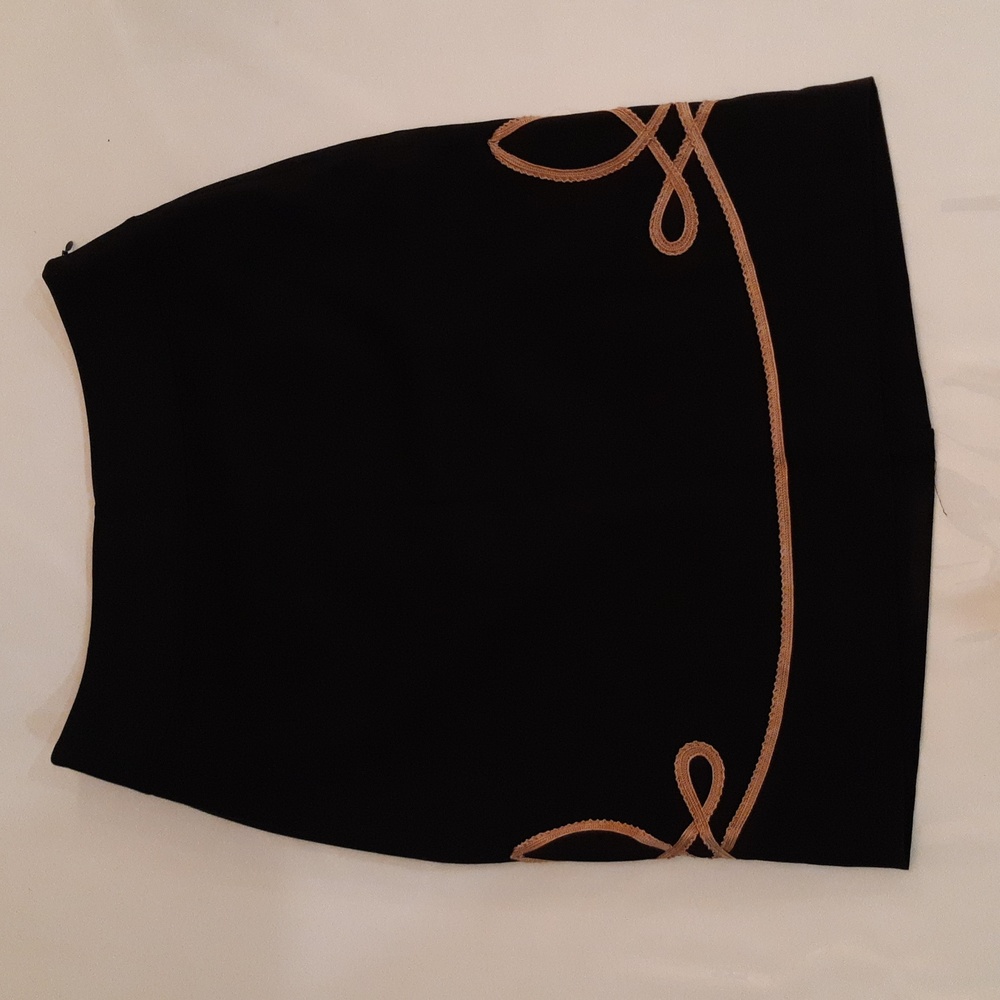 EUC Limited Outback Red Black Skirt with Gold Trim Sz 6